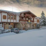 MPM Merryan Hotel u centru Pamporova nudi udoban smeštaj, wellness sadržaje i transfer do ski lifta (800m) pruža toplu i opuštajuću atmosferu za zimski odmor