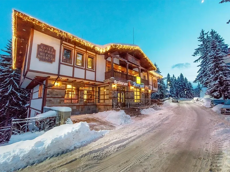 MPM Merryan Hotel u centru Pamporova nudi udoban smeštaj, wellness sadržaje i transfer do ski lifta (800m) pruža toplu i opuštajuću atmosferu za zimski odmor