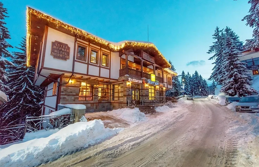 MPM Merryan Hotel u centru Pamporova nudi udoban smeštaj, wellness sadržaje i transfer do ski lifta (800m) pruža toplu i opuštajuću atmosferu za zimski odmor