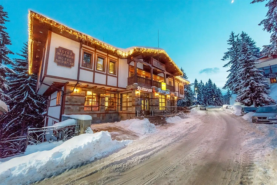 MPM Merryan Hotel u centru Pamporova nudi udoban smeštaj, wellness sadržaje i transfer do ski lifta (800m) pruža toplu i opuštajuću atmosferu za zimski odmor