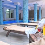 Orbilux Hotel 3* u Banskom, 1000m od ski lifta, nudi udoban smeštaj u studijima i apartmanima, sa wellness centrom, bazenom, restoranom i besplatnim Wi-Fi.