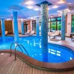 Orbilux Hotel 3* u Banskom, 1000m od ski lifta, nudi udoban smeštaj u studijima i apartmanima, sa wellness centrom, bazenom, restoranom i besplatnim Wi-Fi.