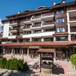 Orbilux Hotel 3* u Banskom, 1000m od ski lifta, nudi udoban smeštaj u studijima i apartmanima, sa wellness centrom, bazenom, restoranom i besplatnim Wi-Fi.