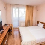 Orbilux Hotel 3* u Banskom, 1000m od ski lifta, nudi udoban smeštaj u studijima i apartmanima, sa wellness centrom, bazenom, restoranom i besplatnim Wi-Fi.