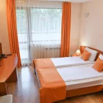 Orbilux Hotel 3* u Banskom, 1000m od ski lifta, nudi udoban smeštaj u studijima i apartmanima, sa wellness centrom, bazenom, restoranom i besplatnim Wi-Fi.