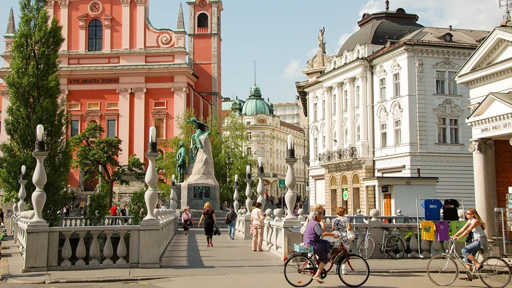 Ljubljana, glavni grad Slovenije, smeštenu između Alpa i Jadranskog mora. Uživajte u istoriji, kulturi, i prirodnim lepotama ovog šarmantnog grada