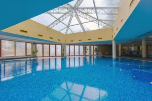 Hotel Vihren Palace u Banskom nudi savršen smeštaj za skijaše, udaljen samo 250m od ski lifta. Uživajte u modernim sobama, wellness sadržajima, bazenu i blizini centra grada. Idealna destinacija za zimski odmor.