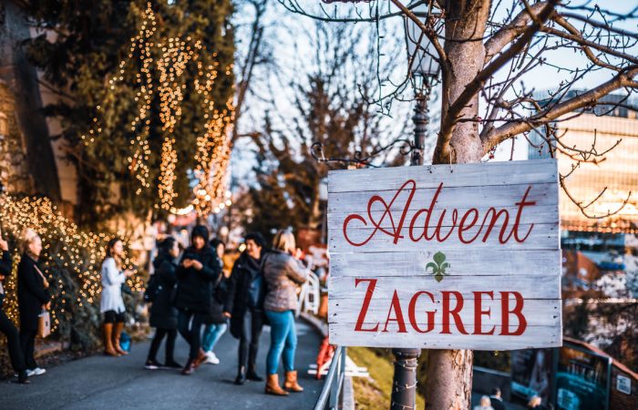 Advent u Zagrebu, doživite čaroliju Zagreba u prazničnoj atmosferi! Doživite čaroliju zagrebačke pijace, centralnog trga i miris kuvanog vina.