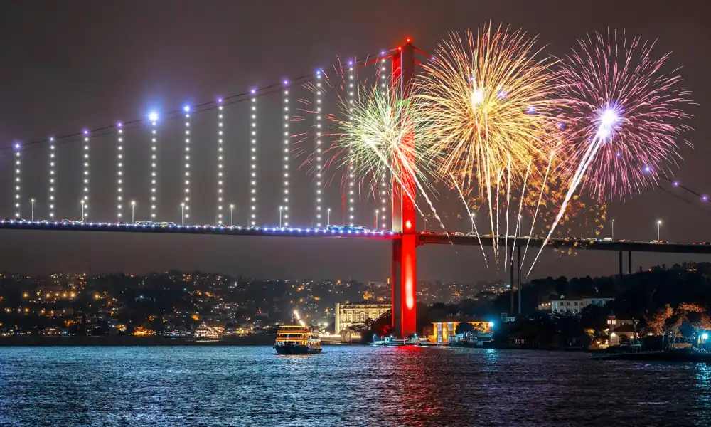 Proslavite doček Nove godine u Istanbulu i uživajte u nezaboravnoj atmosferi, bogatoj turskoj kuhinji i spektakularnim događajima.