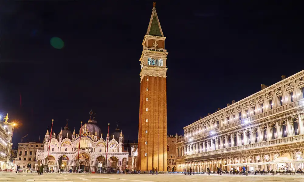 Nova Godina u Veneciji! Dočekajte Novu godinu u Veneciji! Uživajte u spektakularnom vatrometu, venecijanskim specijalitetima i romantičnim krstarenjima kanalom.