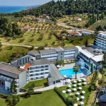 Hotel Kriopigi 4* na Halkidikiju nudi all inclusive uslugu, moderno opremljene sobe, bazene, SPA centar i besplatan prevoz do peščane plaže. Idealno za porodice!