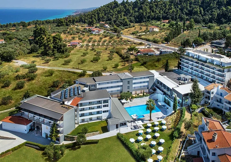 Hotel Kriopigi 4* na Halkidikiju nudi all inclusive uslugu, moderno opremljene sobe, bazene, SPA centar i besplatan prevoz do peščane plaže. Idealno za porodice!