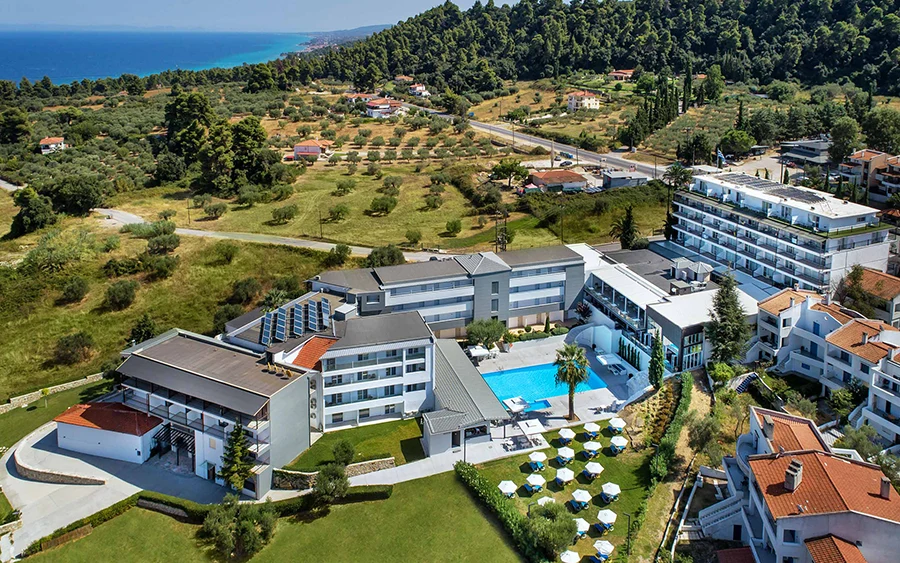 Hotel Kriopigi 4* na Halkidikiju nudi all inclusive uslugu, moderno opremljene sobe, bazene, SPA centar i besplatan prevoz do peščane plaže. Idealno za porodice!