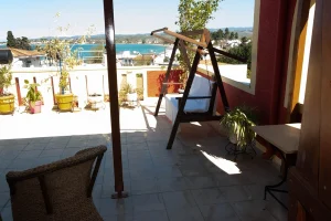 Vila En Elladi u Neos Pirgosu na Eviji nudi udoban smeštaj na samo 150m od plaže. Apartmani sa Wi-Fi, klimom i terasom za savršen odmor.