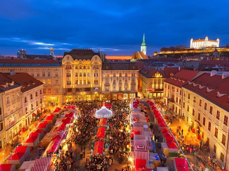 Doček Nove godine u Bratislavi - Spektakularni vatromet, koncerti, krstarenje Dunavom i bogata praznična ponuda! Rezervišite svoju novogodišnju avanturu.