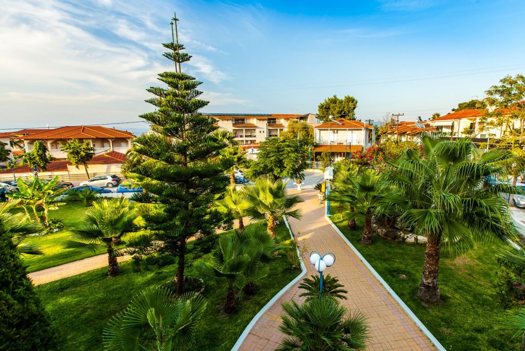 Hotel Tresor Sousouras 4* u Haniotiju, smešten 100 m od plaže, nudi veliki bazen, dečiji bazen i savršen mir za opuštajući odmor u modernom okruženju.