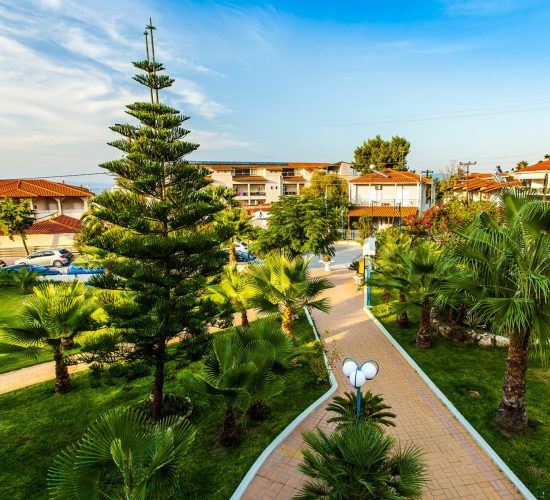 Hotel Tresor Sousouras 4* u Haniotiju, smešten 100 m od plaže, nudi veliki bazen, dečiji bazen i savršen mir za opuštajući odmor u modernom okruženju.