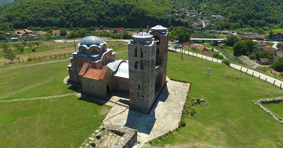 Posetite Manastir Svetog Nikole Mirilikijskog kod Kuršumlije, najstariju zadužbinu Stefana Nemanje. Otkrijte bogatu istoriju i duhovnost ovog kraja.