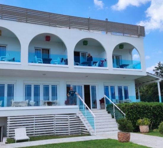 Al Mare 3* u Polihronu – moderan hotel pored plaže sa bazenom, restoranom i elegantnim sobama! Uživajte u komforu i prelepim plažama Kasandre.