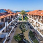 Apanemia Apartments 3* u Pefkohoriju – moderan kompleks 300m od plaže! Klimatizovani apartmani sa besplatnim WiFi-em, SAT TV-om i kuhinjom za udoban boravak.