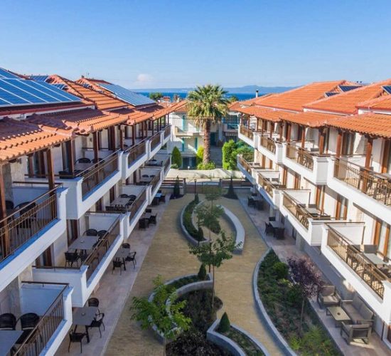 Apanemia Apartments 3* u Pefkohoriju – moderan kompleks 300m od plaže! Klimatizovani apartmani sa besplatnim WiFi-em, SAT TV-om i kuhinjom za udoban boravak.