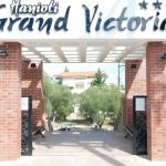 Hanioti Grand Victoria 3* – savršen hotel za aktivan odmor! Uživajte u bazenu, sportovima i all-inclusive usluzi na samo 350m od peščane plaže u Haniotiju.