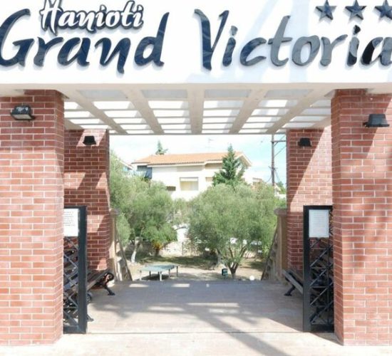 Hanioti Grand Victoria 3* – savršen hotel za aktivan odmor! Uživajte u bazenu, sportovima i all-inclusive usluzi na samo 350m od peščane plaže u Haniotiju.