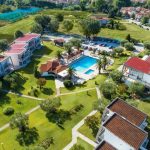 Iris Hotel 3* u Siviriju – savršen odmor na Halkidikiju! Bazen, sportski tereni, restoran i blizina plaže nude udobnost i zabavu za celu porodicu.