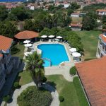 Lily Ann Village 3* u Nikitiju – uživajte u odmoru uz bazen, peščanu plažu na 500 m, prijatan bar i blizinu centra. Idealan hotel za miran i povoljan boravak.