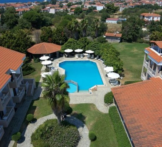 Lily Ann Village 3* u Nikitiju – uživajte u odmoru uz bazen, peščanu plažu na 500 m, prijatan bar i blizinu centra. Idealan hotel za miran i povoljan boravak.