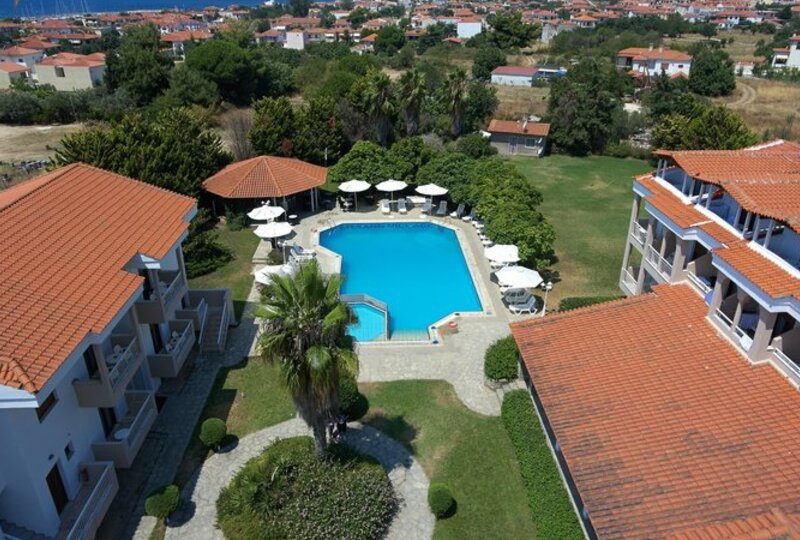 Lily Ann Village 3* u Nikitiju – uživajte u odmoru uz bazen, peščanu plažu na 500 m, prijatan bar i blizinu centra. Idealan hotel za miran i povoljan boravak.