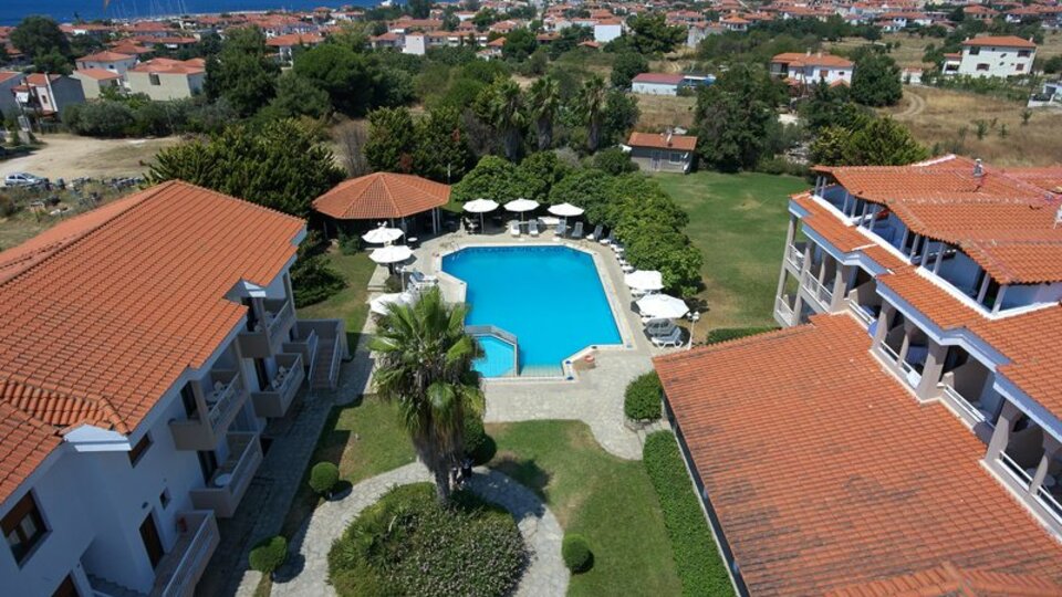 Lily Ann Village 3* u Nikitiju – uživajte u odmoru uz bazen, peščanu plažu na 500 m, prijatan bar i blizinu centra. Idealan hotel za miran i povoljan boravak.