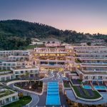 Miraggio Thermal Spa 5* – luksuzni hotel na Kanistro plaži, Kasandra. Idealno za odmor uz spa tretmane, privatne bazene i prelep pogled na more. Rezervišite sada!