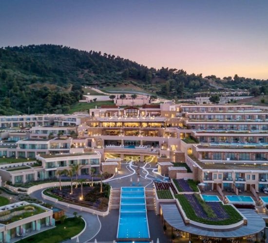 Miraggio Thermal Spa 5* – luksuzni hotel na Kanistro plaži, Kasandra. Idealno za odmor uz spa tretmane, privatne bazene i prelep pogled na more. Rezervišite sada!