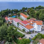 Hotel Porfi Beach 3* u Nikitiju – idealan izbor za opuštajući odmor na samoj plaži. Uživajte u bazenu, restoranima i sportskim sadržajima u prelepom mediteranskom ambijentu.