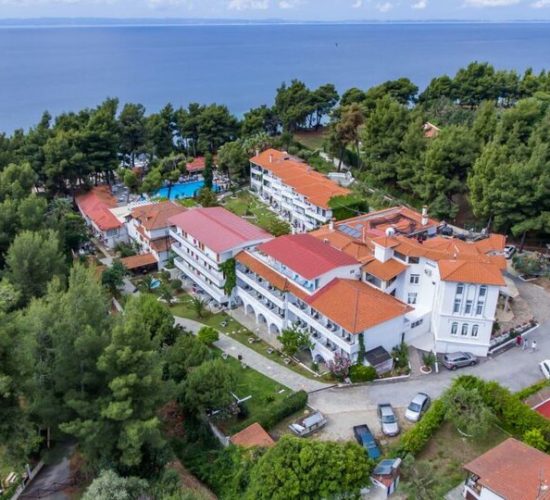 Hotel Porfi Beach 3* u Nikitiju – idealan izbor za opuštajući odmor na samoj plaži. Uživajte u bazenu, restoranima i sportskim sadržajima u prelepom mediteranskom ambijentu.