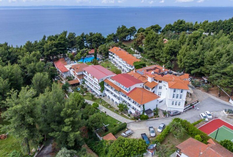 Hotel Porfi Beach 3* u Nikitiju – idealan izbor za opuštajući odmor na samoj plaži. Uživajte u bazenu, restoranima i sportskim sadržajima u prelepom mediteranskom ambijentu.