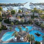 Porto Sani Village 5* – luksuzni hotel u okviru Sani Resorta. Uživajte u spa centru, privatnoj marini, bazenima i sadržajima za celu porodicu na prelepoj plaži Halkidikija!