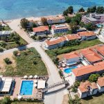 Hotel Simeon 3* u Metamorfosiju – miran porodični hotel blizu plaže, sa bazenom, restoranom i prelepim ambijentom Sitonije. Idealno za opuštajući odmor!