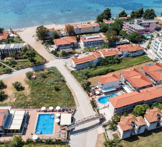 Hotel Simeon 3* u Metamorfosiju – miran porodični hotel blizu plaže, sa bazenom, restoranom i prelepim ambijentom Sitonije. Idealno za opuštajući odmor!