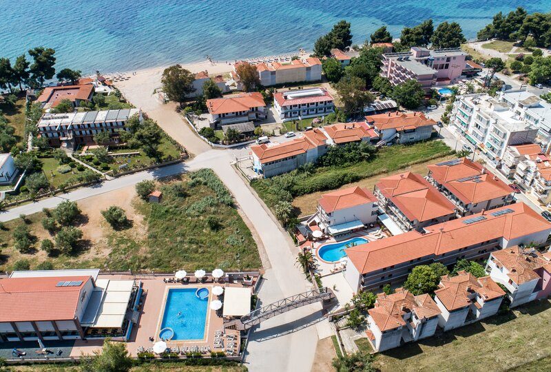 Hotel Simeon 3* u Metamorfosiju – miran porodični hotel blizu plaže, sa bazenom, restoranom i prelepim ambijentom Sitonije. Idealno za opuštajući odmor!