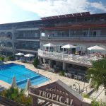 Tropical 4* Hanioti hotel, oaza s palmama i zelenilom, sa bazenom, na 400m od plaže i 350m od centra Haniotija. Idealno za miran odmor i uživanje.