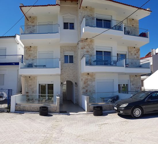 Vila Hristos, Siviri – na 40m od plaže! Udobni studiji i apartmani s pogledom na more, besplatan Wi-Fi i klima. Idealno za opušten letnji odmor!