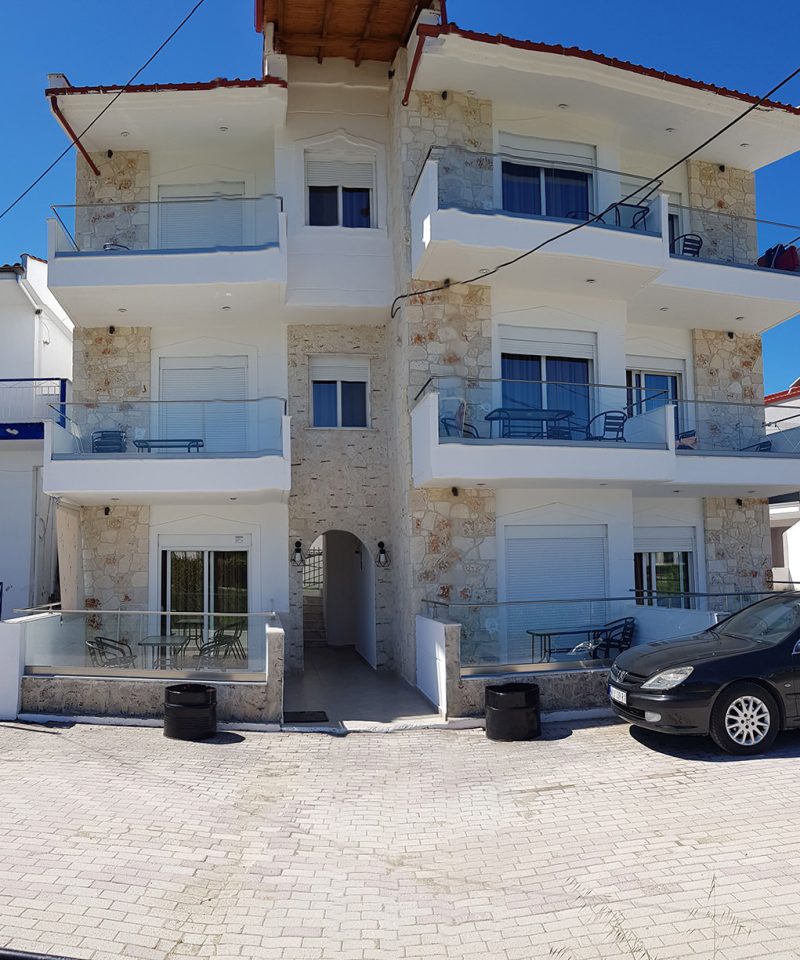 Vila Hristos, Siviri – na 40m od plaže! Udobni studiji i apartmani s pogledom na more, besplatan Wi-Fi i klima. Idealno za opušten letnji odmor!