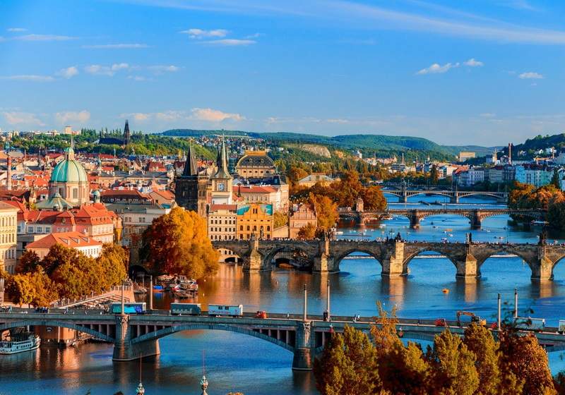 Putovanje u Prag za 8. mart – uživajte u magičnom Zlatnom gradu, istražite znamenitosti, noćni život i romantične ulice. Rezervišite svoje mesto sada!