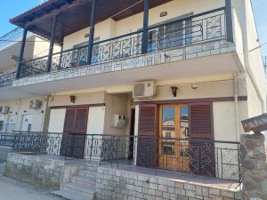 Vila Zafiris u Stavrosu – duplex apartmani za 4-6 osoba, 200m od centra i 350m od plaže. Kuhinja, SAT TV, besplatan WiFi, klima za 5€/dan.