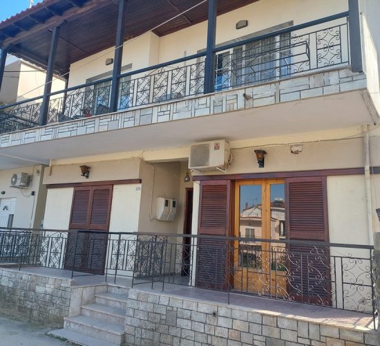 Vila Zafiris u Stavrosu – duplex apartmani za 4-6 osoba, 200m od centra i 350m od plaže. Kuhinja, SAT TV, besplatan WiFi, klima za 5€/dan.