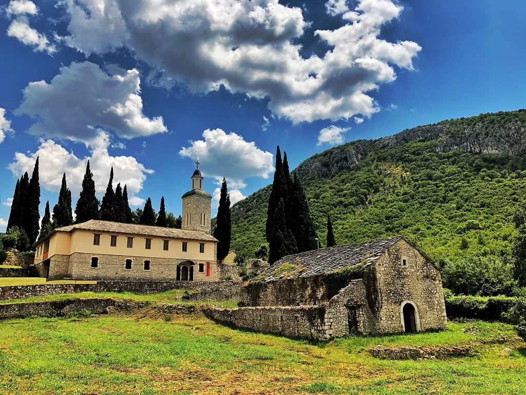 Otkrijte duhovne svetinje i istorijske gradove Dalmacije i Hercegovine – manastire Krupu i Krku, Mostar, Zadar i Šibenik, uz prelepe pejzaže i bogatu baštinu.