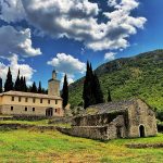 Otkrijte duhovne svetinje i istorijske gradove Dalmacije i Hercegovine – manastire Krupu i Krku, Mostar, Zadar i Šibenik, uz prelepe pejzaže i bogatu baštinu.